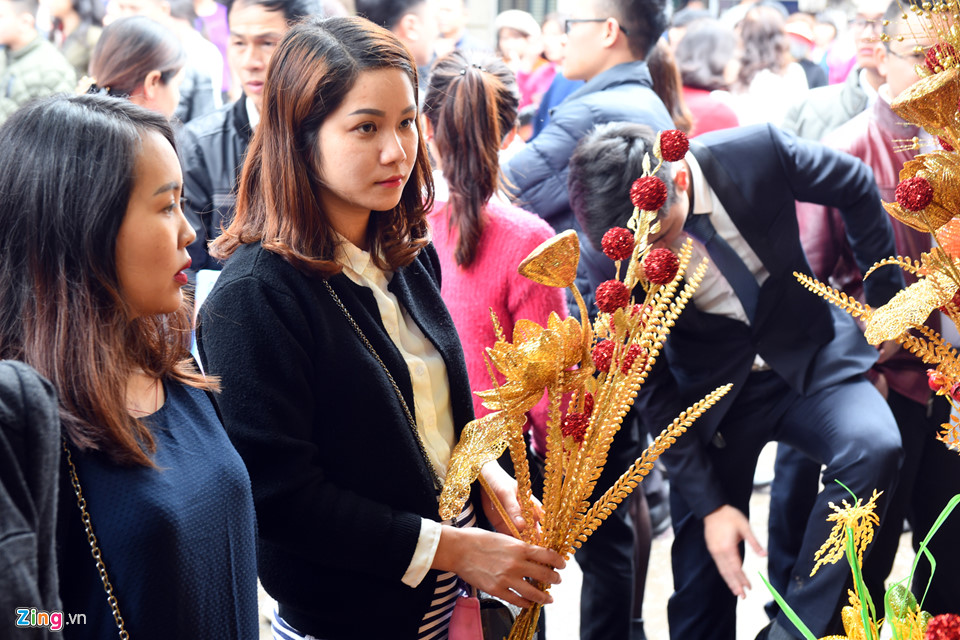 Dân công sở chật cứng phủ Tây Hồ ngày đầu đi làm